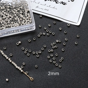 Vista detallada de cuentas plateadas de 2mm para joyería DIY y diseño de uñas