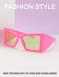 Vue détaillée de lunettes de soleil rectangulaires rose vif avec verres jaunes