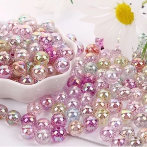 Vista macro di perle tonde in acrilico glitterato rosa viola 8mm per gioielli fai da te