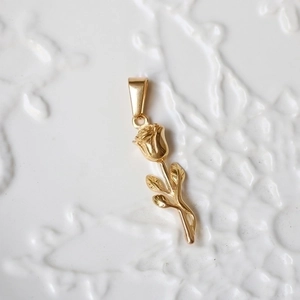 Elegant 18K gold-plated stainless steel rose flower pendant with a polished metal finish