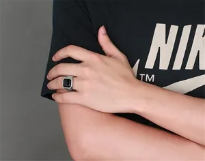 Dettaglio di un anello da uomo in acciaio argento con una grande pietra nera rettangolare