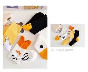 Detailansicht süßer Entenmotive auf bunten Socken aus gekämmter Baumwolle