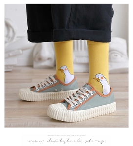 Detailsicht auf Baumwollsocken mit Gänsemotiv kombiniert mit Canvas-Sneakern