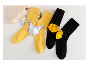 Flache Darstellung von gelben und schwarzen Enten-Socken aus Baumwolle auf weißem Grund