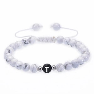 Détail du bracelet en turquoise blanche 6mm avec lettre T et cordon ajustable
