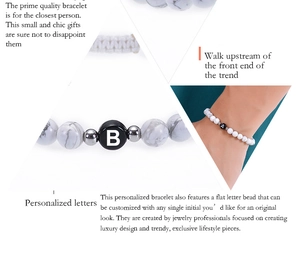 Détail d'un bracelet en turquoise blanche 6mm avec lettre personnalisée et texture marbre