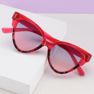 Lunettes de soleil œil de chat pour femmes avec monture rouge translucide et verres dégradés