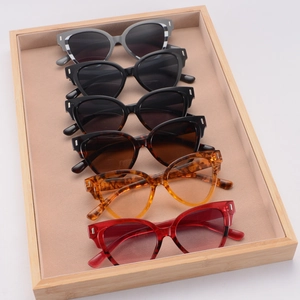 Lot de six lunettes de soleil œil de chat tendances aux couleurs et motifs variés
