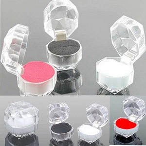 Eleganter transparenter Acryl-Ringkasten mit geschliffenem Deckel und farbigen Einlagen
