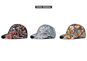 Détail de trois casquettes de baseball hip hop aux motifs floraux et abstraits variés