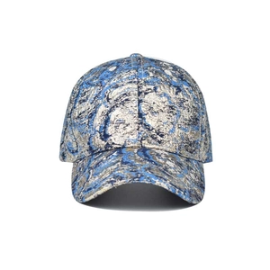 Gros plan détaillé d'une casquette hip-hop avec motifs floraux jacquard bleu et doré