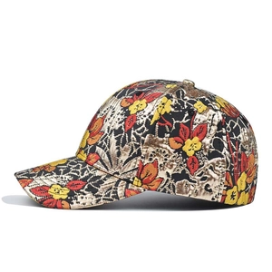 Détail d'une casquette de baseball hip hop avec broderie dorée et motifs floraux fins