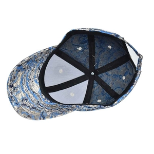 Détail de la doublure intérieure et des coutures renforcées de cette casquette bleue