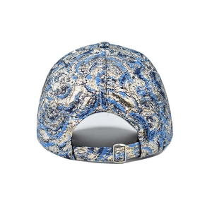 Détail de la texture en jacquard et de la boucle en métal sur la casquette bleu et or