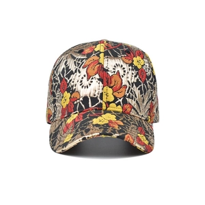 Gros plan sur le tissu brocart floral vintage avec broderie dorée sur casquette