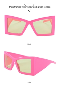 Vues détaillées de face et de profil de lunettes papillon roses surdimensionnées à verres jaunes