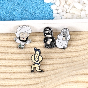 Makroaufnahme verschiedener Cartoon-Emaille-Pins mit indischen und Charakter-Motiven auf Strick