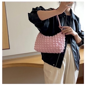 Borsa a bolle nuvola rosa morbida con trama a pieghe e tracolla abbinata da donna