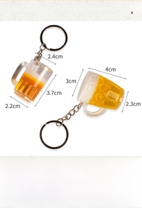 Detailansicht der Mini-Bierkrug-Schlüsselanhänger aus Acryl mit Größenangaben
