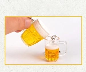 Detaillierte Makroansicht eines handgefertigten realistischen Mini-Bierkrug-Schlüsselanhängers