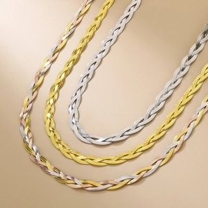 Collana a catena piatta intrecciata in titanio nei colori argento, oro e rosa