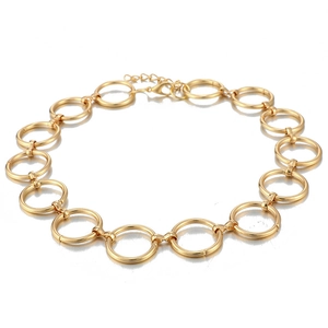 Détail du collier à cercles géométriques dorés avec fermoir mousqueton sur fond blanc