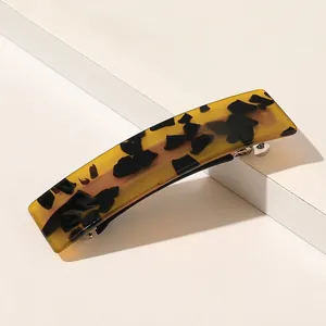 Détail du motif écaille de tortue et du clip métallique de la pince à cheveux carrée