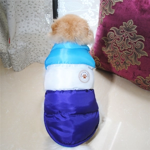 Dettaglio del gilet imbottito tricolore per cani con toppa decorativa e tessuto lucido