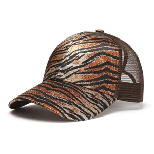 Modieuze dames baseballpet met tijgerprint, paardenstaartgat en bruine mesh achterkant