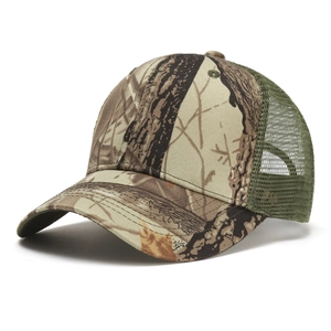 Vista dettagliata del cappellino trucker mimetico con rete verde e visiera curva.