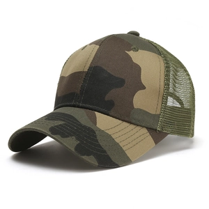 Cappellino trucker mimetico classico con visiera curva per protezione solare estiva