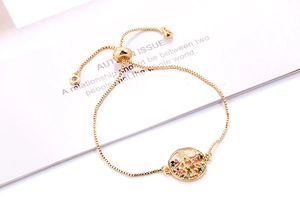 Detail van de gouden levensboom armband met kleurrijke zirkonia en verstelbare sluiting
