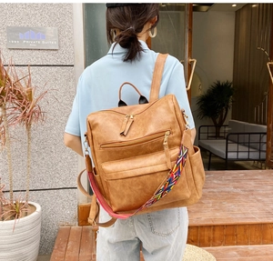 Détail du sac à dos en similicuir marron avec bretelles tissées aux motifs géométriques