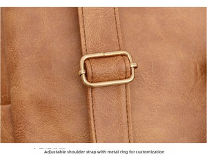 Détail de la bandoulière en cuir PU marron avec boucle de réglage en métal doré