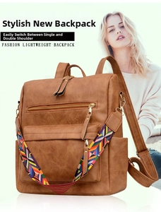 Détail d'un sac à dos vintage en cuir PU marron avec bandoulière ethnique amovible