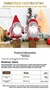 Vue détaillée des gnomes de Noël en peluche avec bonnets en tricot et barbes douces