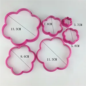6-piece flower shaped cookie cutter set in various sizes from 3.7cm to 13.3cm
