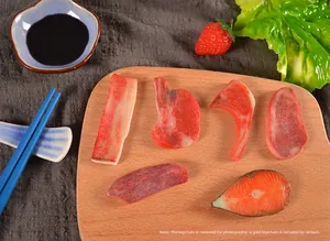 Gros plan détaillé de divers modèles de viande en PVC réalistes sur une planche en bois