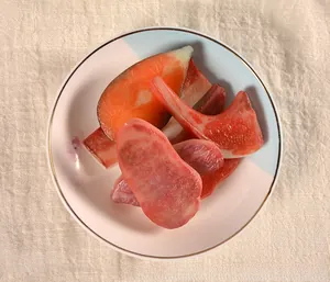 Pendentifs réalistes en PVC en forme de viande avec porte-clés dorés sur une assiette