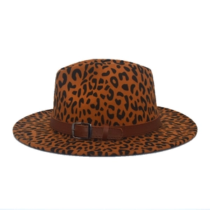 Détail d'un chapeau fedora léopard avec ceinture en cuir et boucle en métal dorée