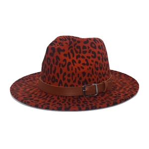 Chapeau fedora léopard rouge à larges bords avec ceinture en cuir marron et boucle