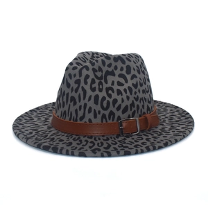Détail du chapeau fedora léopard gris avec ceinture en cuir marron et boucle métallique