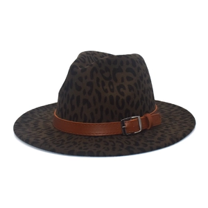 Détail du chapeau fedora léopard avec une ceinture en similicuir marron et boucle en métal