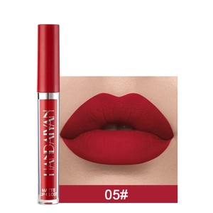 Detalle de brillo de labios mate 05 rojo oscuro con aplicador y efecto en labios