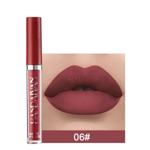 Detalle de labial líquido mate tono 06 con muestra en labios y envase minimalista rojo