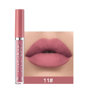 Detalle de labial líquido mate 11 rosa en los labios y el tubo del producto