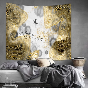 Moderner nordischer Wandteppich mit goldenen Linien und Tuschedesign für die Schlafzimmerdeko