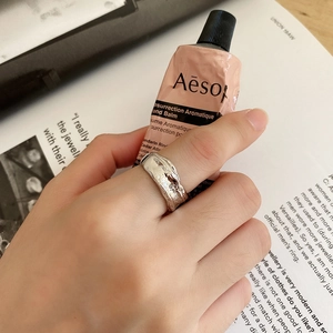 Minimalist 925 silver ring featuring irregular fold textures worn by a female model