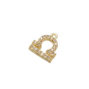 Detailopname van een gouden Weegschaal hanger met micro-pave kristallen inleg