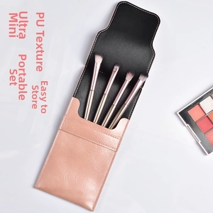 Détail du kit de 4 pinceaux à paupières avec manches or champagne et pochette en PU rose